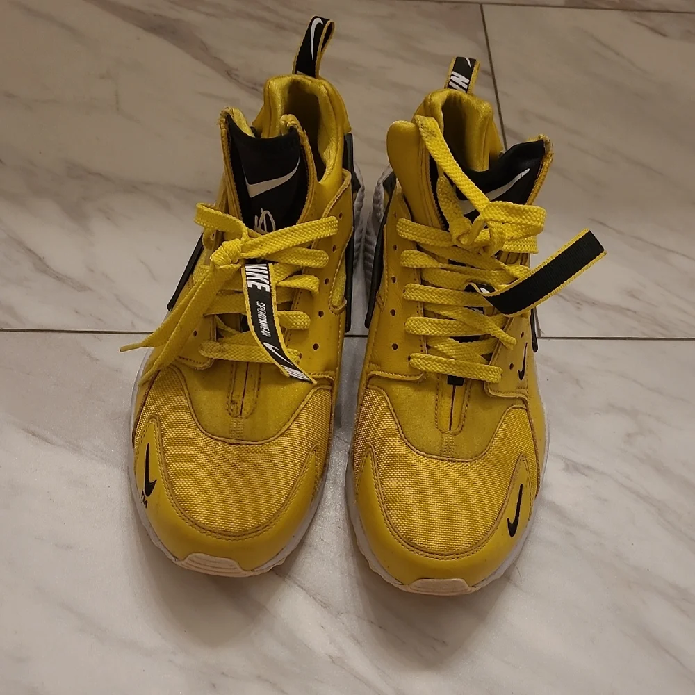 Nike Bright Yellow and Black Athletic Shoes - Picture 4 of 5